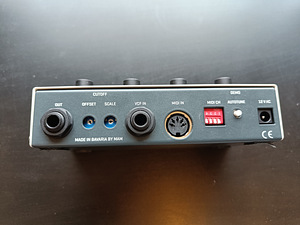 MAM MB33 — аналоговый ретро-бас-синтезатор (клон TB-303) (2 фото из 3)