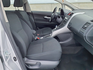 Toyota Auris Hybrid (6 фото из 12)