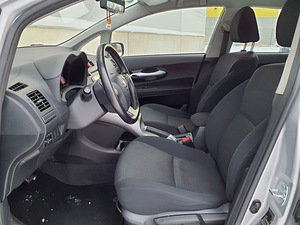 Toyota Auris Hybrid (7 фото из 12)
