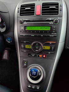 Toyota Auris Hybrid (8 фото из 12)