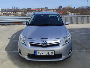 Toyota Auris Hybrid (3 фото из 12)