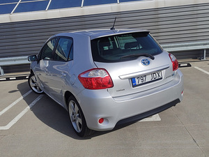 Toyota Auris Hybrid (4 фото из 12)