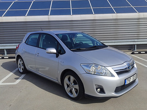 Toyota Auris Hybrid (2 фото из 12)