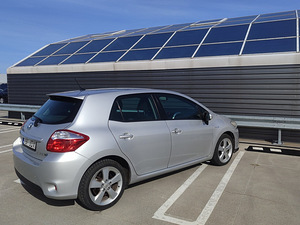 Toyota Auris Hybrid (5 фото из 12)