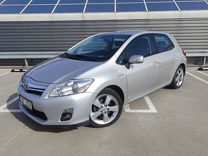 Toyota Auris Hybrid (1 фото из 12)