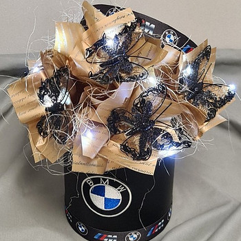 Kast kunstliblikatega Värvus: must BMW