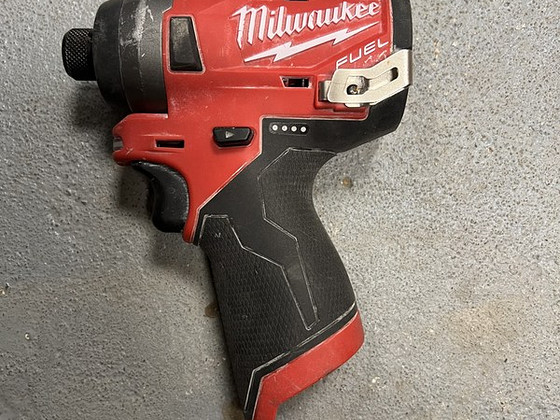 Milwaukee M12 FID akulöökkruvikeeraja