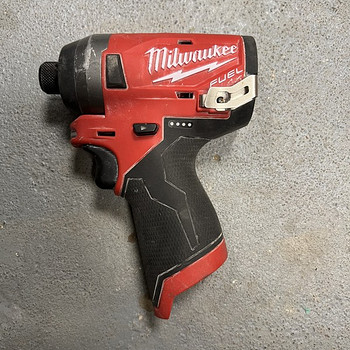 Аккумуляторный ударный винтоверт Milwaukee M12 FID