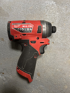 Milwaukee M12 FID akulöökkruvikeeraja (2 foto / 2)