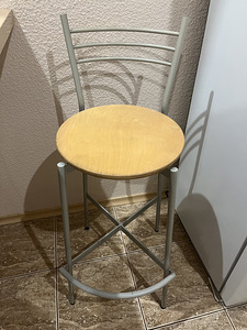 3 стула +стол (2 фото из 2)
