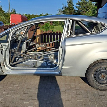 Rallikas Ford Fiesta puuriga kere
