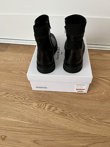 Ботинки женские (2 фото из 3)