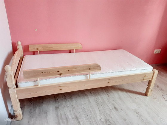 Деревянная кроватка с матрасом Jumbu и пружинным матрасом Sl