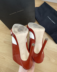 Giuseppe Zanotti (2 фото из 5)