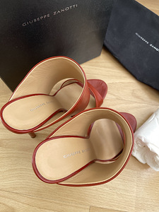 Giuseppe Zanotti (4 фото из 5)