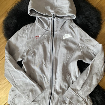 Очень хорошая хорошая кофта Nike, размер М. Без дефектов!