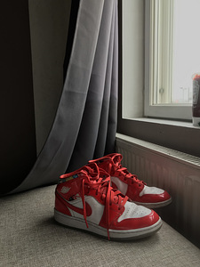 Nike Air Jordan 1 Red/White-Pollen "Barcelona" 9,5 (40) (1 foto / 8)