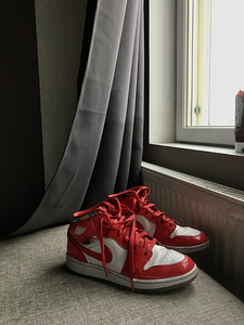 Nike Air Jordan 1 Red/White-Pollen "Barcelona" 9,5 (40) (2 foto / 8)