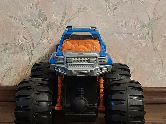 Машина игрушка