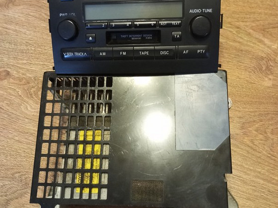 Toyota land cruiser 120 audio i uselitel