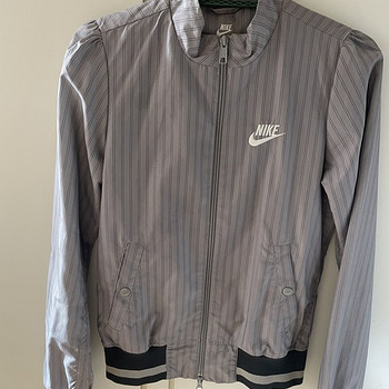 Продам ветровку Nike XS/S