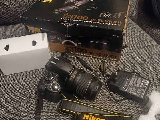 Nikon D3100 + объектив AF-S Nikkor 18-55 мм.