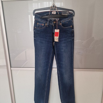 Uued Hilfiger teksad Regular, suurus 26, pikkus 34