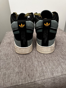 Детские кроссовки Adidas (3 фото из 3)