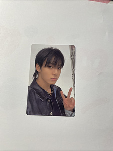 Jungkook golden album photo card (1 foto / 2)