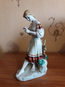 Статуэтка фарфоровая "Гадание на ромашке", СССР, Графин,ваза (4 фото из 4)