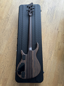 Bass guitar special crafted (3 foto / 5)