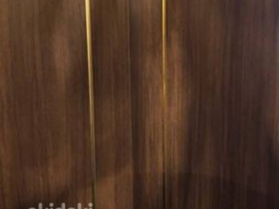 Большой шкаф 182,5х89х56, коричневый, с золотым декором
