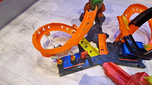 Hot Wheels City Gorilla Slam GTT94 (9 foto / 9)