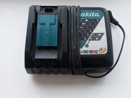 Зарядное устройство MAKITA DC 18 RC