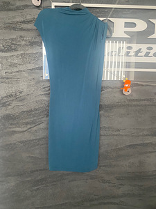 Зеленое платье Guess из эластичной ткани (1 фото из 3)
