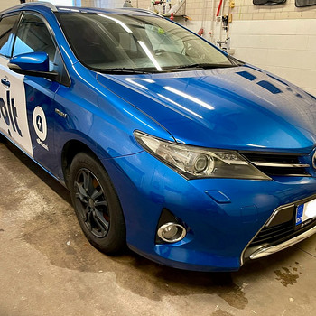 Прокат автомобилей Toyota Auris Hybrid/LPG каско