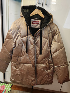 Продам новую женскую куртку (1 фото из 3)