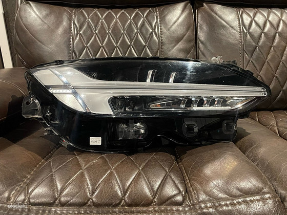 VOLVO S90/V90 Передняя правая фара