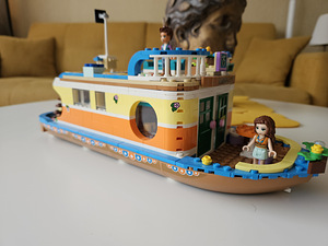 Лодка-домик на канале Lego Friends (1 фото из 3)