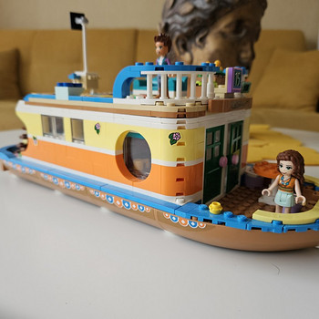 Лодка-домик на канале Lego Friends