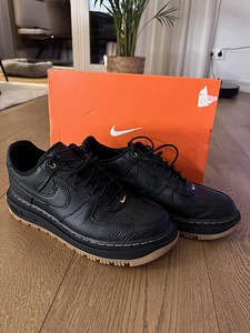 Nike AIR FORCE 1 LUXE (1 foto / 3)