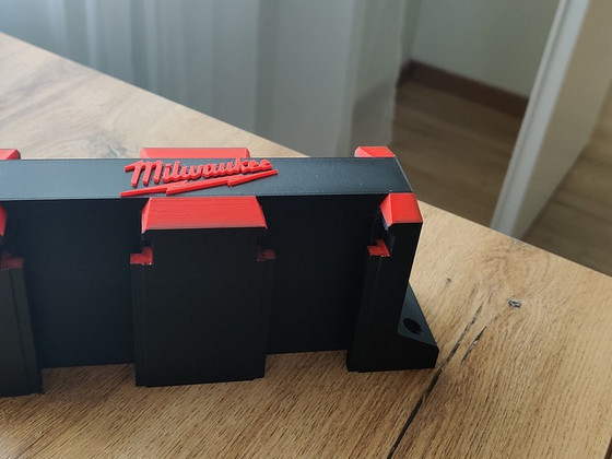 Milwaukee M18 akuhoidik, Dewalt, Makita