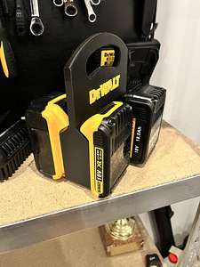 Держатель аккумулятора Milwaukee M18 (10 фото из 10)