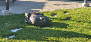 Продам газонокосилку-робот Husqvarna Automower 415X. (1 фото из 2)