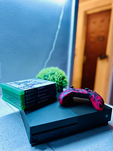 Xbox One S 1TB (1 foto / 3)