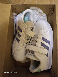 Кроссовки Adidas (1 фото из 3)