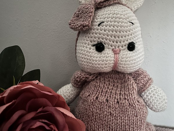 Вязаная игрушка «Зайка»