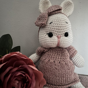 Вязаная игрушка «Зайка»