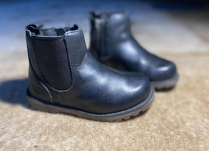 Полусапоги UGG из натуральной кожи для мальчиков и девочек (1 фото из 5)
