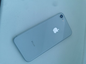iPhone 8 (2 foto / 2)
